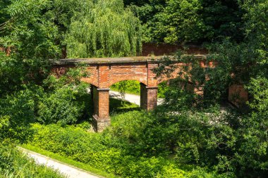 Varşova, Polonya, 8 Haziran 2024: Varşova 'daki Eski Hisar Parkı, yürüme yolları, anıtları ve manzaralı tarihi yeşil alan. Rahatlama, koşu ve aile gezileri, editoryal imaj popülerliği
