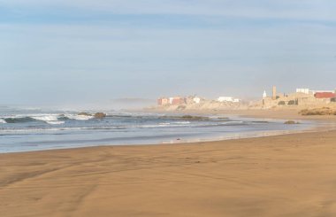 Essaouira, Fas - Ocak 2024: Essaouira Sahili, Fas Çöplüğü, Essaouira 'nın Kirli Sahili, Birçok Plastik Şişe, Editörel Görüntü