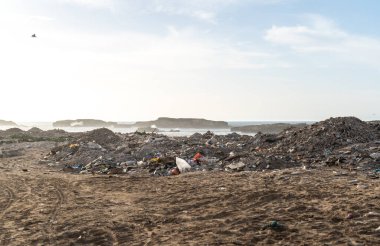 Essaouira, Fas - Ocak 2024: Essaouira Sahili, Fas Çöplüğü, Essaouira 'nın Kirli Sahili, Birçok Plastik Şişe, Editörel Görüntü