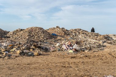 Essaouira, Fas - Ocak 2024: Essaouira Sahili, Fas Çöplüğü, Essaouira 'nın Kirli Sahili, Birçok Plastik Şişe, Editörel Görüntü