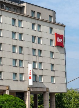 Varşova, Polonya, 22 Mayıs 2024: Ibis Varşova Oteli, kırmızı yastık logosu, Accor grup otelleri dış, Ibis Warszawa Stare Miasto, editoryal görüntü