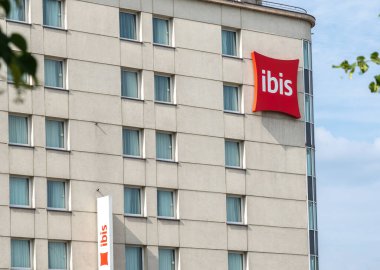 Varşova, Polonya, 22 Mayıs 2024: Ibis Varşova Oteli, kırmızı yastık logosu, Accor grup otelleri dış, Ibis Warszawa Stare Miasto, editoryal görüntü