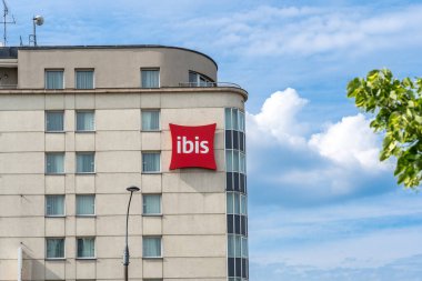 Varşova, Polonya, 22 Mayıs 2024: Ibis Varşova Oteli, kırmızı yastık logosu, Accor grup otelleri dış, Ibis Warszawa Stare Miasto, editoryal görüntü