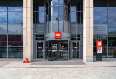Varşova, Polonya, 22 Mayıs 2024: Ibis Varşova Oteli, kırmızı yastık logosu, Accor grup otelleri dış, Ibis Warszawa Stare Miasto, editoryal görüntü