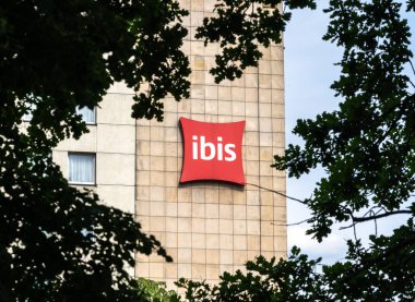 Varşova, Polonya, 22 Mayıs 2024: Ibis Varşova Oteli, kırmızı yastık logosu, Accor grup otelleri dış, Ibis Warszawa Stare Miasto, editoryal görüntü