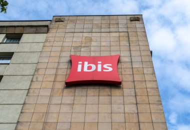 Varşova, Polonya, 22 Mayıs 2024: Ibis Varşova Oteli, kırmızı yastık logosu, Accor grup otelleri dış, Ibis Warszawa Stare Miasto, editoryal görüntü