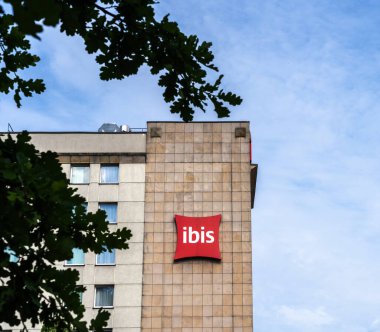 Varşova, Polonya, 22 Mayıs 2024: Ibis Varşova Oteli, kırmızı yastık logosu, Accor grup otelleri dış, Ibis Warszawa Stare Miasto, editoryal görüntü