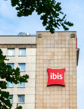 Varşova, Polonya, 22 Mayıs 2024: Ibis Varşova Oteli, kırmızı yastık logosu, Accor grup otelleri dış, Ibis Warszawa Stare Miasto, editoryal görüntü