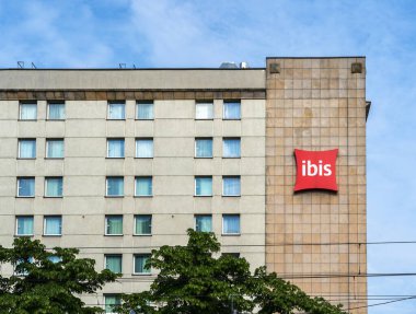 Varşova, Polonya, 22 Mayıs 2024: Ibis Varşova Oteli, kırmızı yastık logosu, Accor grup otelleri dış, Ibis Warszawa Stare Miasto, editoryal görüntü