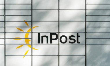 Varşova, Polonya, 26 Eylül, 2023 InPost dolap markası, modern dağıtım sistemi, organize kompartımanlar, Post 'ta açık hava ayarı, editoryal görüntü
