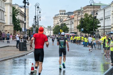 Varşova, Polonya, 9 Haziran 2024: Ironman triatlonu, eski Varşova şehir merkezinde demir adam triatlon yarışları, editoryal görüntü