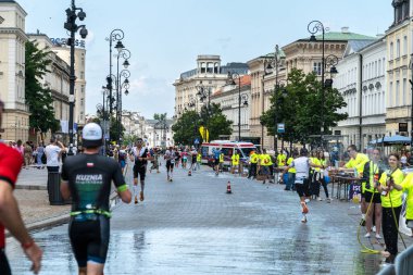 Varşova, Polonya, 9 Haziran 2024: Ironman triatlonu, eski Varşova şehir merkezinde demir adam triatlon yarışları, editoryal görüntü