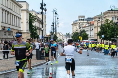 Varşova, Polonya, 9 Haziran 2024: Ironman triatlonu, eski Varşova şehir merkezinde demir adam triatlon yarışları, editoryal görüntü