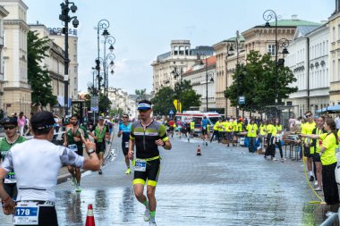 Varşova, Polonya, 9 Haziran 2024: Ironman triatlonu, eski Varşova şehir merkezinde demir adam triatlon yarışları, editoryal görüntü