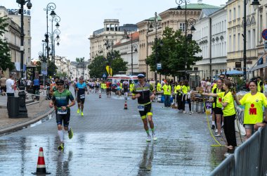 Varşova, Polonya, 9 Haziran 2024: Ironman triatlonu, eski Varşova şehir merkezinde demir adam triatlon yarışları, editoryal görüntü