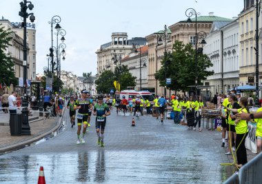 Varşova, Polonya, 9 Haziran 2024: Ironman triatlonu, eski Varşova şehir merkezinde demir adam triatlon yarışları, editoryal görüntü