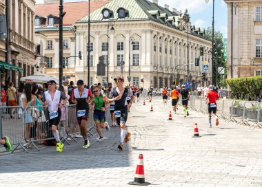 Varşova, Polonya, 9 Haziran 2024: Ironman triatlonu, eski Varşova şehir merkezinde demir adam triatlon yarışları, editoryal görüntü