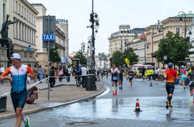 Varşova, Polonya, 9 Haziran 2024: Ironman triatlonu, eski Varşova şehir merkezinde demir adam triatlon yarışları, editoryal görüntü