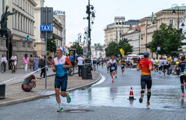Varşova, Polonya, 9 Haziran 2024: Ironman triatlonu, eski Varşova şehir merkezinde demir adam triatlon yarışları, editoryal görüntü