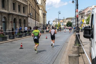 Varşova, Polonya, 9 Haziran 2024: Ironman triatlonu, eski Varşova şehir merkezinde demir adam triatlon yarışları, editoryal görüntü