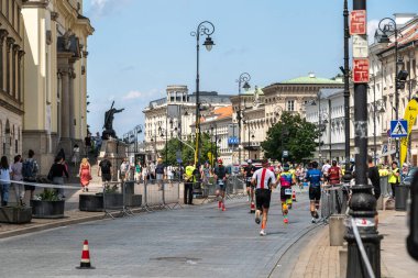 Varşova, Polonya, 9 Haziran 2024: Ironman triatlonu, eski Varşova şehir merkezinde demir adam triatlon yarışları, editoryal görüntü