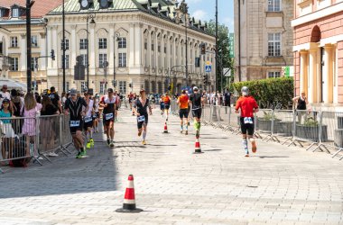 Varşova, Polonya, 9 Haziran 2024: Ironman triatlonu, eski Varşova şehir merkezinde demir adam triatlon yarışları, editoryal görüntü