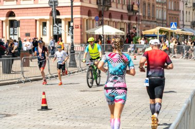 Varşova, Polonya, 9 Haziran 2024: Ironman triatlonu, eski Varşova şehir merkezinde demir adam triatlon yarışları, editoryal görüntü