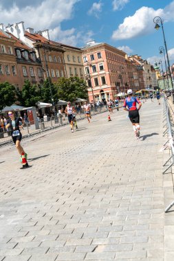 Varşova, Polonya, 9 Haziran 2024: Ironman triatlonu, eski Varşova şehir merkezinde demir adam triatlon yarışları, editoryal görüntü