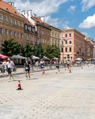 Varşova, Polonya, 9 Haziran 2024: Ironman triatlonu, eski Varşova şehir merkezinde demir adam triatlon yarışları, editoryal görüntü