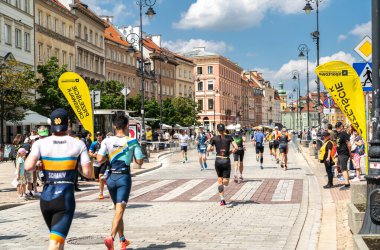 Varşova, Polonya, 9 Haziran 2024: Ironman triatlonu, eski Varşova şehir merkezinde demir adam triatlon yarışları, editoryal görüntü