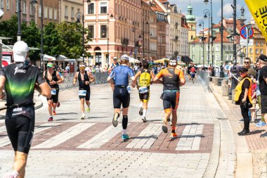 Varşova, Polonya, 9 Haziran 2024: Ironman triatlonu, eski Varşova şehir merkezinde demir adam triatlon yarışları, editoryal görüntü