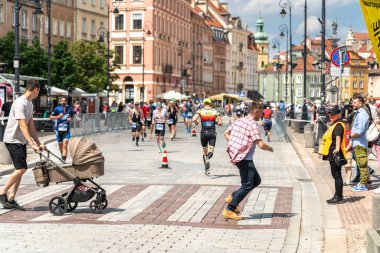 Varşova, Polonya, 9 Haziran 2024: Ironman triatlonu, eski Varşova şehir merkezinde demir adam triatlon yarışları, editoryal görüntü