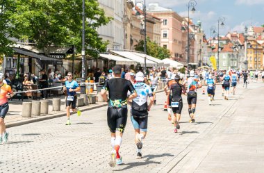 Varşova, Polonya, 9 Haziran 2024: Ironman triatlonu, eski Varşova şehir merkezinde demir adam triatlon yarışları, editoryal görüntü