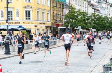 Varşova, Polonya, 9 Haziran 2024: Ironman triatlonu, eski Varşova şehir merkezinde demir adam triatlon yarışları, editoryal görüntü
