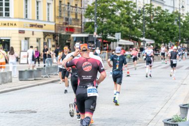 Varşova, Polonya, 9 Haziran 2024: Ironman triatlonu, eski Varşova şehir merkezinde demir adam triatlon yarışları, editoryal görüntü