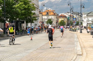 Varşova, Polonya, 9 Haziran 2024: Ironman triatlonu, eski Varşova şehir merkezinde demir adam triatlon yarışları, editoryal görüntü