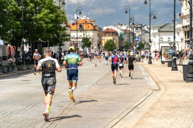 Varşova, Polonya, 9 Haziran 2024: Ironman triatlonu, eski Varşova şehir merkezinde demir adam triatlon yarışları, editoryal görüntü