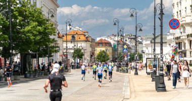 Varşova, Polonya, 9 Haziran 2024: Ironman triatlonu, eski Varşova şehir merkezinde demir adam triatlon yarışları, editoryal görüntü