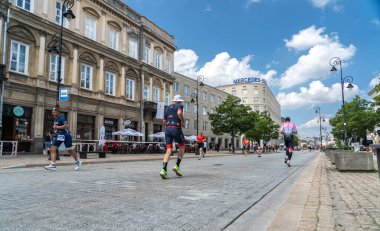 Varşova, Polonya, 9 Haziran 2024: Ironman triatlonu, eski Varşova şehir merkezinde demir adam triatlon yarışları, editoryal görüntü