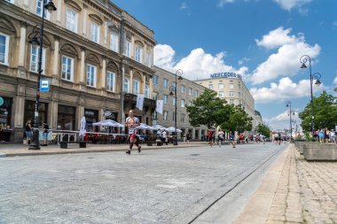 Varşova, Polonya, 9 Haziran 2024: Ironman triatlonu, eski Varşova şehir merkezinde demir adam triatlon yarışları, editoryal görüntü