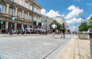 Varşova, Polonya, 9 Haziran 2024: Ironman triatlonu, eski Varşova şehir merkezinde demir adam triatlon yarışları, editoryal görüntü