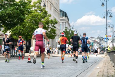 Varşova, Polonya, 9 Haziran 2024: Ironman triatlonu, eski Varşova şehir merkezinde demir adam triatlon yarışları, editoryal görüntü