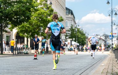 Varşova, Polonya, 9 Haziran 2024: Ironman triatlonu, eski Varşova şehir merkezinde demir adam triatlon yarışları, editoryal görüntü