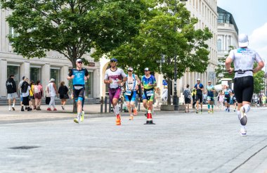 Varşova, Polonya, 9 Haziran 2024: Ironman triatlonu, eski Varşova şehir merkezinde demir adam triatlon yarışları, editoryal görüntü