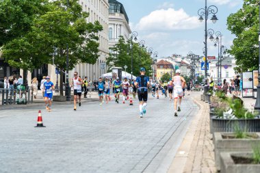 Varşova, Polonya, 9 Haziran 2024: Ironman triatlonu, eski Varşova şehir merkezinde demir adam triatlon yarışları, editoryal görüntü