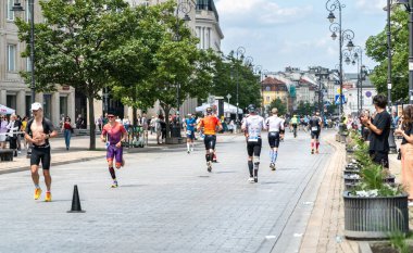 Varşova, Polonya, 9 Haziran 2024: Ironman triatlonu, eski Varşova şehir merkezinde demir adam triatlon yarışları, editoryal görüntü