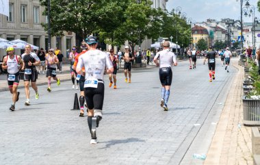 Varşova, Polonya, 9 Haziran 2024: Ironman triatlonu, eski Varşova şehir merkezinde demir adam triatlon yarışları, editoryal görüntü