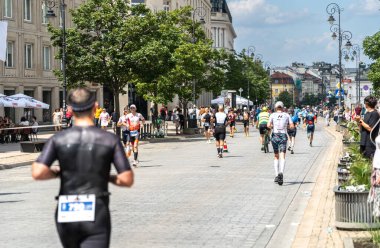 Varşova, Polonya, 9 Haziran 2024: Ironman triatlonu, eski Varşova şehir merkezinde demir adam triatlon yarışları, editoryal görüntü