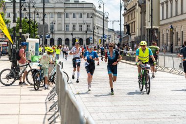 Varşova, Polonya, 9 Haziran 2024: Ironman triatlonu, eski Varşova şehir merkezinde demir adam triatlon yarışları, editoryal görüntü