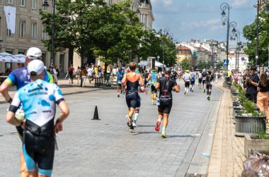 Varşova, Polonya, 9 Haziran 2024: Ironman triatlonu, eski Varşova şehir merkezinde demir adam triatlon yarışları, editoryal görüntü